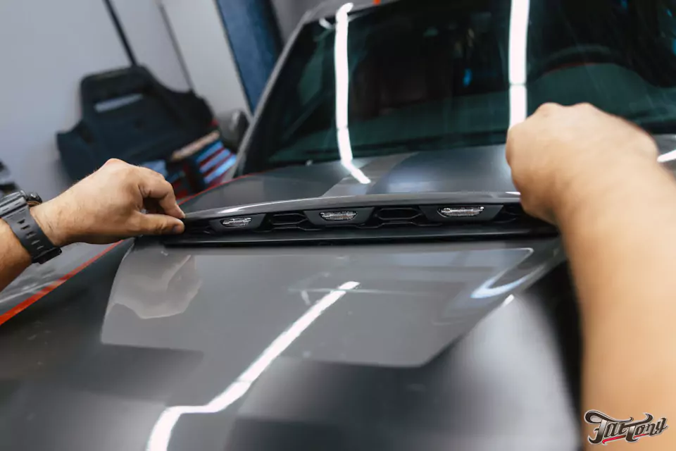 Добавили маркерные огни в капот для Dodge Durango SRT